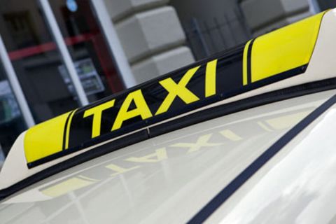 Betrunken aber bargeldlos war ein 22-Jähriger in ein Taxi gestiegen, aus dem er dann zu fliehen versuchte