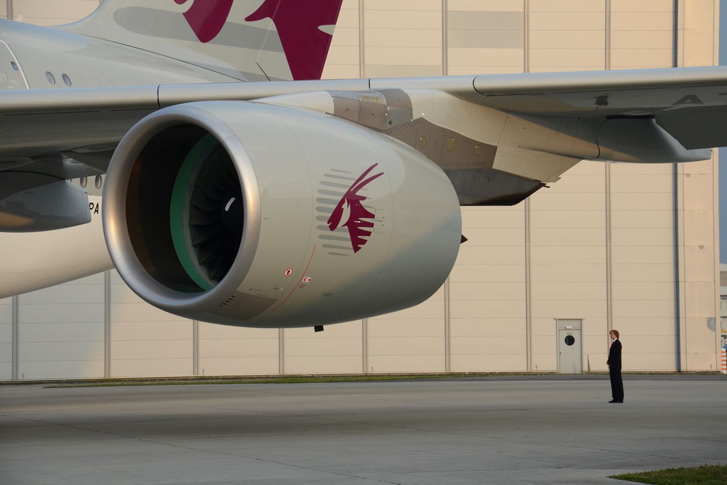 Die A380-Kunden haben die Wahl zwischen zwei Triebwerksherstellern. Die Airline mit der Oryx-Antilope als Logo hat sich ebenso wie Emirates für das GP7000 von Engine Alliance entschieden, Lufthansa dagegen für das Trent 900 von Rolls-Royce.