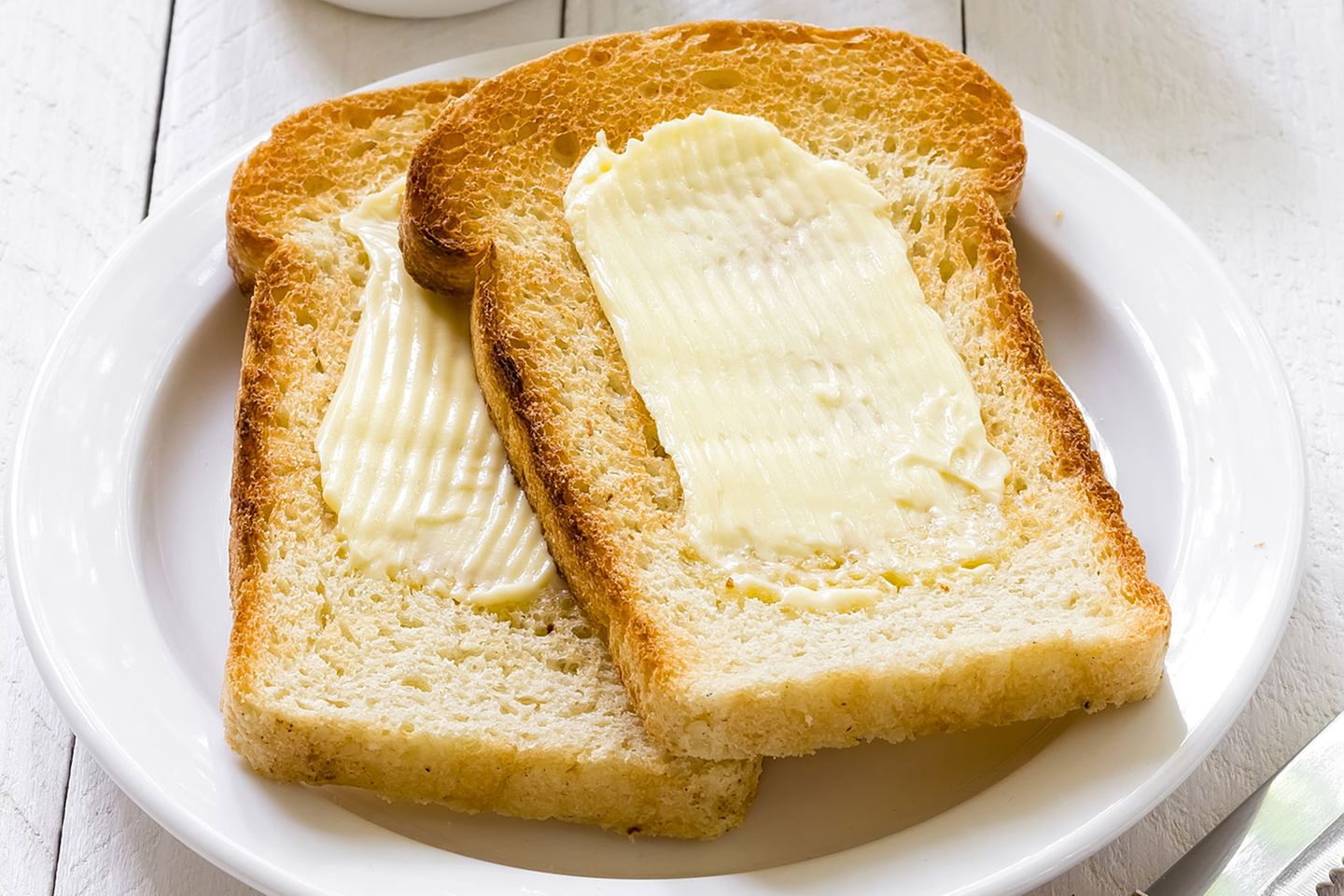 Kuriose Experimente: Das Butterbrot und Murphys Gesetz Der Alltag hält viele kleine und große Tragödien bereit. Eine dürfte jeder schon einmal erlebt haben: Man schmiert sich ein Butterbrot, es fällt herunter und landet auf der Butterseite. Was schiefgehen kann, geht schief - so besagt es jedenfalls Murphy's Law und so zeigt es die Erfahrung. Doch lässt sich die auch wissenschaftlich belegen? Der britische Mathematiker Robert Matthews nahm sich des Problems an. Fazit: Am Gewicht der Butter liegt es nicht. Wird der Toast in die Luft geworfen, landet er nahezu ausgewogen mal auf der beschmierten, mal auf der unbeschmierten Seite. Fällt er allerdings aus Tischhöhe, bleibt ihm nur für eine Drehung Zeit - und die Geschichte endet ungünstig. Lösung: Ab einer Tischhöhe von um die drei Meter sollte alles gut enden, prophezeit Matthews. Dann hat der Toast ausreichend Zeit, sich zweimal zu drehen. Für das Paper "Tumbling toast, Murphy's Law and the fundamental constants" gab es 1996 den Ig-Nobelpreis. Der Preis wird jährlich - kurz vor der Verleihung der echten Nobelpreise - von der Elite-Uni Harvard für wissenschaftliche Leistungen vergeben, die erst einmal für Lacher sorgen und dann zum Nachdenken anregen. Das Butterbrot und Murphys Gesetz Der Alltag hält viele kleine und große Tragödien bereit. Eine dürfte jeder schon einmal erlebt haben: Man schmiert sich ein Butterbrot, es fällt herunter und landet auf der Butterseite. Was schiefgehen kann, geht schief - so besagt es jedenfalls Murphy's Law und so zeigt es die Erfahrung. Doch lässt sich die auch wissenschaftlich belegen? Der britische Mathematiker Robert Matthews nahm sich des Problems an. Fazit: Am Gewicht der Butter liegt es nicht. Wird der Toast in die Luft geworfen, landet er nahezu ausgewogen mal auf der beschmierten, mal auf der unbeschmierten Seite. Fällt er allerdings aus Tischhöhe, bleibt ihm nur für eine Drehung Zeit - und die Geschichte endet ungünstig. Lösung: Ab einer Tischhöhe von um die drei Meter sollte alles gut enden, prophezeit Matthews. Dann hat der Toast ausreichend Zeit, sich zweimal zu drehen. Für das Paper "Tumbling toast, Murphy's Law and the fundamental constants" gab es 1996 den Ig-Nobelpreis. Der Preis wird jährlich - kurz vor der Verleihung der echten Nobelpreise - von der Elite-Uni Harvard für wissenschaftliche Leistungen vergeben, die erst einmal für Lacher sorgen und dann zum Nachdenken anregen.