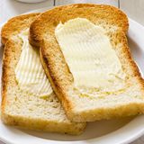 Das Butterbrot und Murphys Gesetz  Der Alltag hält viele kleine und große Tragödien bereit. Eine dürfte jeder schon einmal erlebt haben: Man schmiert sich ein Butterbrot, es fällt herunter und landet auf der Butterseite. Was schiefgehen kann, geht schief - so besagt es jedenfalls Murphy's Law und so zeigt es die Erfahrung. Doch lässt sich die auch wissenschaftlich belegen? Der britische Mathematiker Robert Matthews nahm sich des Problems an. Fazit: Am Gewicht der Butter liegt es nicht. Wird der Toast in die Luft geworfen, landet er nahezu ausgewogen mal auf der beschmierten, mal auf der unbeschmierten Seite. Fällt er allerdings aus Tischhöhe, bleibt ihm nur für eine Drehung Zeit - und die Geschichte endet ungünstig. Lösung: Ab einer Tischhöhe von um die drei Meter sollte alles gut enden, prophezeit Matthews. Dann hat der Toast ausreichend Zeit, sich zweimal zu drehen. Für das Paper  "Tumbling toast, Murphy's Law and the fundamental constants" gab es 1996 den Ig-Nobelpreis. Der Preis wird jährlich - kurz vor der Verleihung der echten Nobelpreise - von der Elite-Uni Harvard für wissenschaftliche Leistungen vergeben, die erst einmal für Lacher sorgen und dann zum Nachdenken anregen.