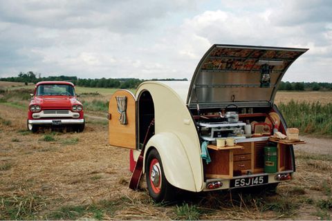 Wohnwagen sind in Mode, denn Wohnwagen haben unbestreitbare Vorzüge. Als rollendes Urlaubsdomizil sind sie technisch einfacher und finanziell günstiger als Wohnmobile. Aber es gibt Berührungsängste. In Deutschland stehen Wohnwagen für die personifizierte Unkultur im Urlaub. Aldiletten, Vereinsfahnen und Fünf-Liter-Party-Fässchen beherrschen die Campingplätze. Aber es gibt auch andere Exemplare