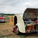 Wohnwagen sind in Mode, denn Wohnwagen haben unbestreitbare Vorzüge. Als rollendes Urlaubsdomizil sind sie technisch einfacher und finanziell günstiger als Wohnmobile. Aber es gibt Berührungsängste. In Deutschland stehen Wohnwagen für die personifizierte Unkultur im Urlaub. Aldiletten, Vereinsfahnen und Fünf-Liter-Party-Fässchen beherrschen die Campingplätze. Aber es gibt auch andere Exemplare