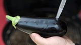 So sollten die kleinen Stiche aussehen, damit der Aubergine auf dem Grill nicht "der Kragen platzt".