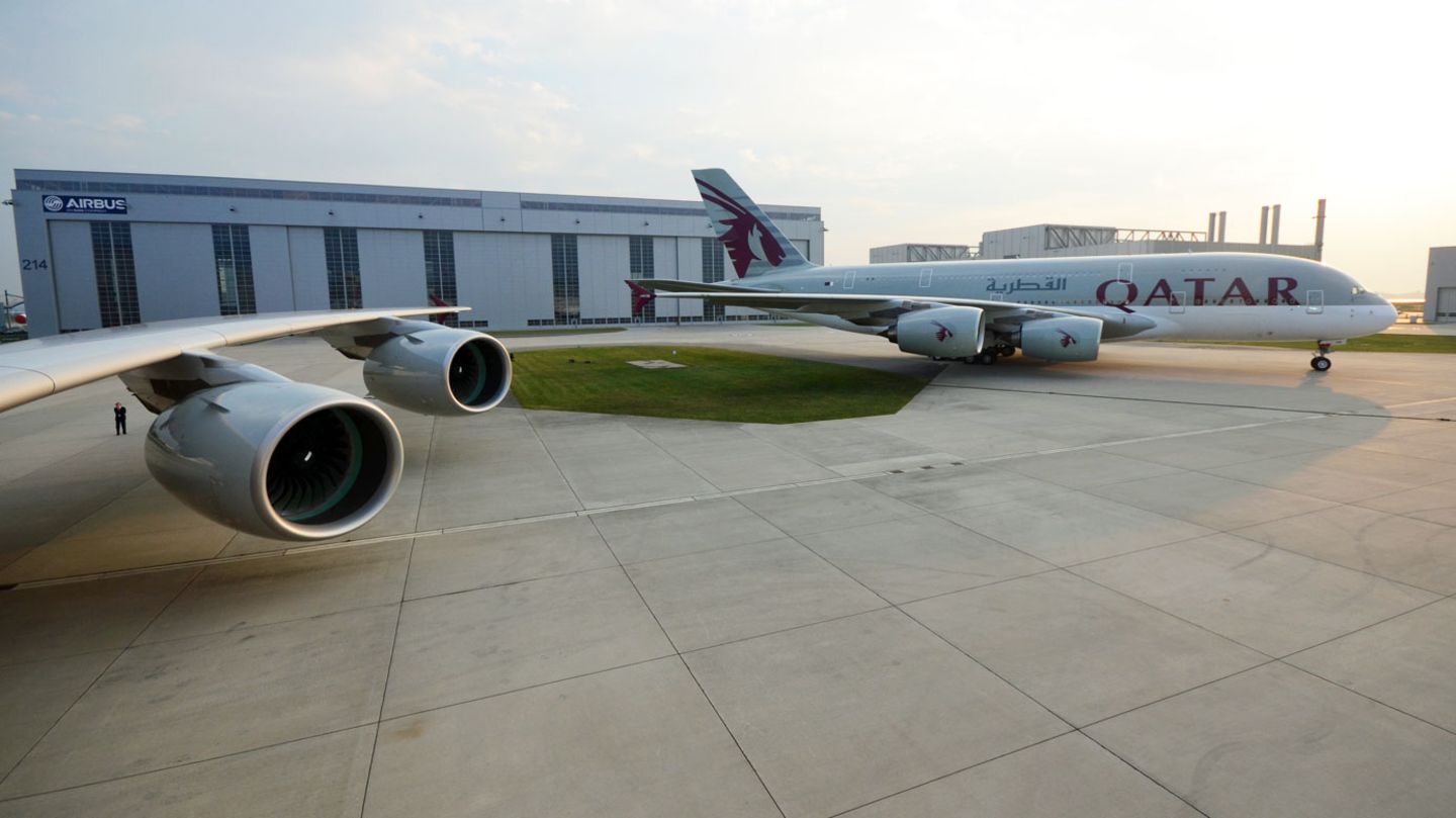 Auf dem Werksgelände von Airbus in Hamburg-Finkenwerder: Die ersten beiden Airbus A380 für Qatar Airways stehen zur Abholung bereit.