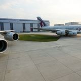 Auf dem Werksgelände von Airbus in Hamburg-Finkenwerder: Die ersten beiden Airbus A380 für Qatar Airways stehen zur Abholung bereit.