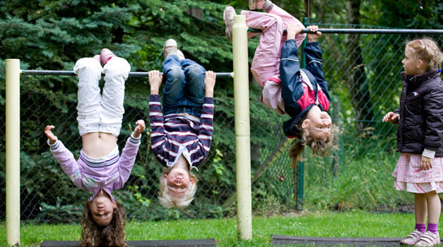 Bieten Sie zu jeder Mahlzeit und auch zwischendurch etwas zu trinken an. Kinder vergessen Ihren Durst oft beim Spielen. Ein- bis Neunjährige brauchen bis zu einem Liter Flüssigkeit am Tag, später etwas mehr. Ab 15 Jahren benötigen sie wie Erwachsene etwa 1,5 Liter täglich