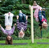 Bieten Sie zu jeder Mahlzeit und auch zwischendurch etwas zu trinken an. Kinder vergessen Ihren Durst oft beim Spielen. Ein- bis Neunjährige brauchen bis zu einem Liter Flüssigkeit am Tag, später etwas mehr. Ab 15 Jahren benötigen sie wie Erwachsene etwa 1,5 Liter täglich