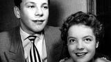 Schon früh war klar, dass Götz George in die Fußstapfen seiner Eltern tritt und Schauspieler wird. 1950, im Alter von zwölf Jahren, gab er sein Debüt am Berliner Hebbel-Theater. Bei seinem ersten Auftritt in einem Film war er kaum älter: 1953 bekam er eine kleine Rolle in der Romanze "Wenn der weiße Flieder wieder blüht". An seiner Seite: die damals ebenfalls erst 15-jährige Romy Schneider.