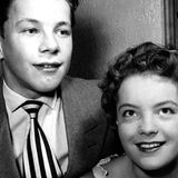 Schon früh war klar, dass Götz George in die Fußstapfen seiner Eltern tritt und Schauspieler wird. 1950, im Alter von zwölf Jahren, gab er sein Debüt am Berliner Hebbel-Theater. Bei seinem ersten Auftritt in einem Film war er kaum älter: 1953 bekam er eine kleine Rolle in der Romanze "Wenn der weiße Flieder wieder blüht". An seiner Seite: die damals ebenfalls erst 15-jährige Romy Schneider.