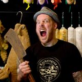 Das Hackebeil des Großvaters in der Hand, zeigt Miroslav Menschenkind sein wahres Gesicht. Der Künstler kann sich nicht genau erinnern, wie viele Kuscheltiere ihm zum Opfer gefallen sind. "Ich habe sie nicht gezählt", sagt er lapidar.