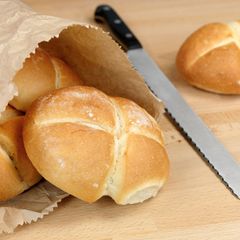 Weizenbrötchen sind bei Zöliakie tabu, denn sie enthalten das darmschädigende Klebereiweiß Gluten.