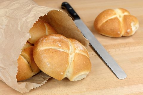 Weizenbrötchen sind bei Zöliakie tabu, denn sie enthalten das darmschädigende Klebereiweiß Gluten.