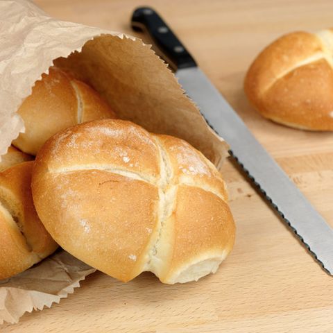 Weizenbrötchen sind bei Zöliakie tabu, denn sie enthalten das darmschädigende Klebereiweiß Gluten.