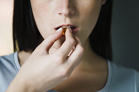 Pflanzliche Mittel nehmen Verbraucher häufig ohne Bedenken ein - gefahrlos sind diese allerdings nicht
