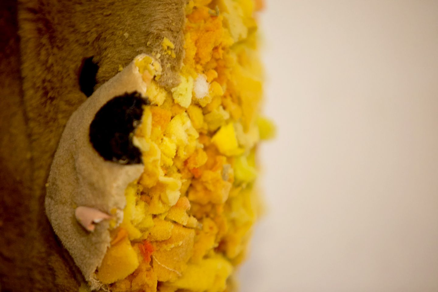 Menschenkind konnte eine deutliche Veränderung der Füllmasse feststellen. Alte Kuscheltiere trugen Holzspäne im Körper, dann fand er Schaumstoffreste, gefolgt von Styropor und bei seinen jüngsten Opfern Zauberwatte.