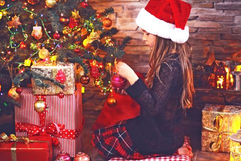 Mehr als 27 Millionen Weihnachtsbäume stehen zum Fest in deutschen Stuben - und rund 12.000 von ihnen brennen an den Festtagen ab.