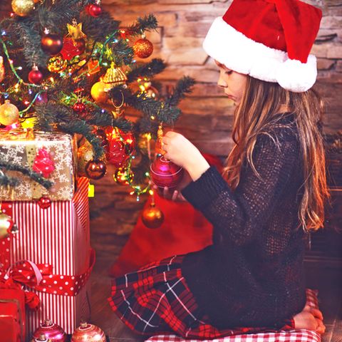 Mehr als 27 Millionen Weihnachtsbäume stehen zum Fest in deutschen Stuben - und rund 12.000 von ihnen brennen an den Festtagen ab.