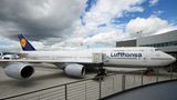 Die jüngste 747-Variante wurde im Vergleich zu ihren Vorgängern um 5,6 Meter verlängert, ebenso der markante Buckel hinter dem Cockpit, der nun fast bis zur Flugzeugmitte reicht. Dadurch wirkt der Jumbo noch eleganter und macht die "Dash Eight", wie die Boeing-Leute verkürzt sagen, mit mehr als 76 Metern zum längsten Passagierflugzeug der Welt.