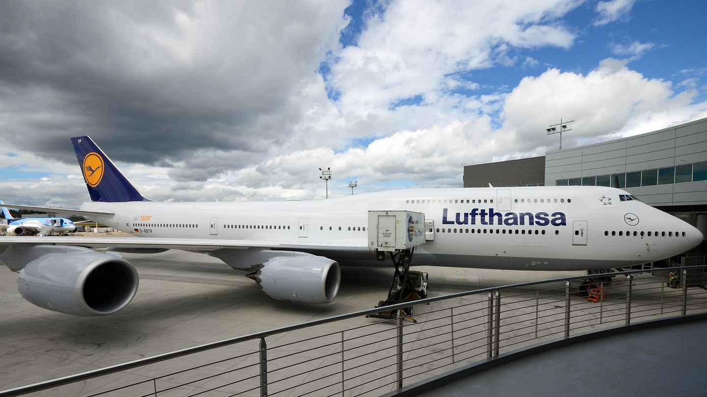 Die jüngste 747-Variante wurde im Vergleich zu ihren Vorgängern um 5,6 Meter verlängert, ebenso der markante Buckel hinter dem Cockpit, der nun fast bis zur Flugzeugmitte reicht. Dadurch wirkt der Jumbo noch eleganter und macht die "Dash Eight", wie die Boeing-Leute verkürzt sagen, mit mehr als 76 Metern zum längsten Passagierflugzeug der Welt.