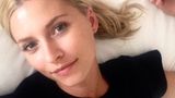 Ein ganz normaler Sonntag im Bett: Superstar-Jurorin Lena Gercke faulenzt fast ganz ohne Make-up im Bett.