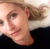 Ein ganz normaler Sonntag im Bett: Superstar-Jurorin Lena Gercke faulenzt fast ganz ohne Make-up im Bett.