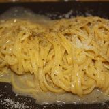 Cacio e pepe  So einfach und so gut: Cacio e pepe steht für Käse und Pfeffer. Der Käse ist der römische Pecorino aus Schafmilchs, dazu wird großzügig schwarzer Pfeffer frisch über die Pasta gemahlen. Der einzige Trick dieses Gerichts: Beim Vermengen der Zutaten sollte noch genügend Pasta-Wasser an den Nudeln kleben, das sorgt nämlich für die Sämigkeit des Gerichts. Die Hitze lässt den Käse schmelzen, während die Stärke im Wasser Pfeffer und Käse mit der Pasta verbindet. Dieses Gericht wird traditionell mit langen dünnen Nudeln zubereitet - wie die Vermicelli oder Tonnarelli. Hier geht's zum Rezept.