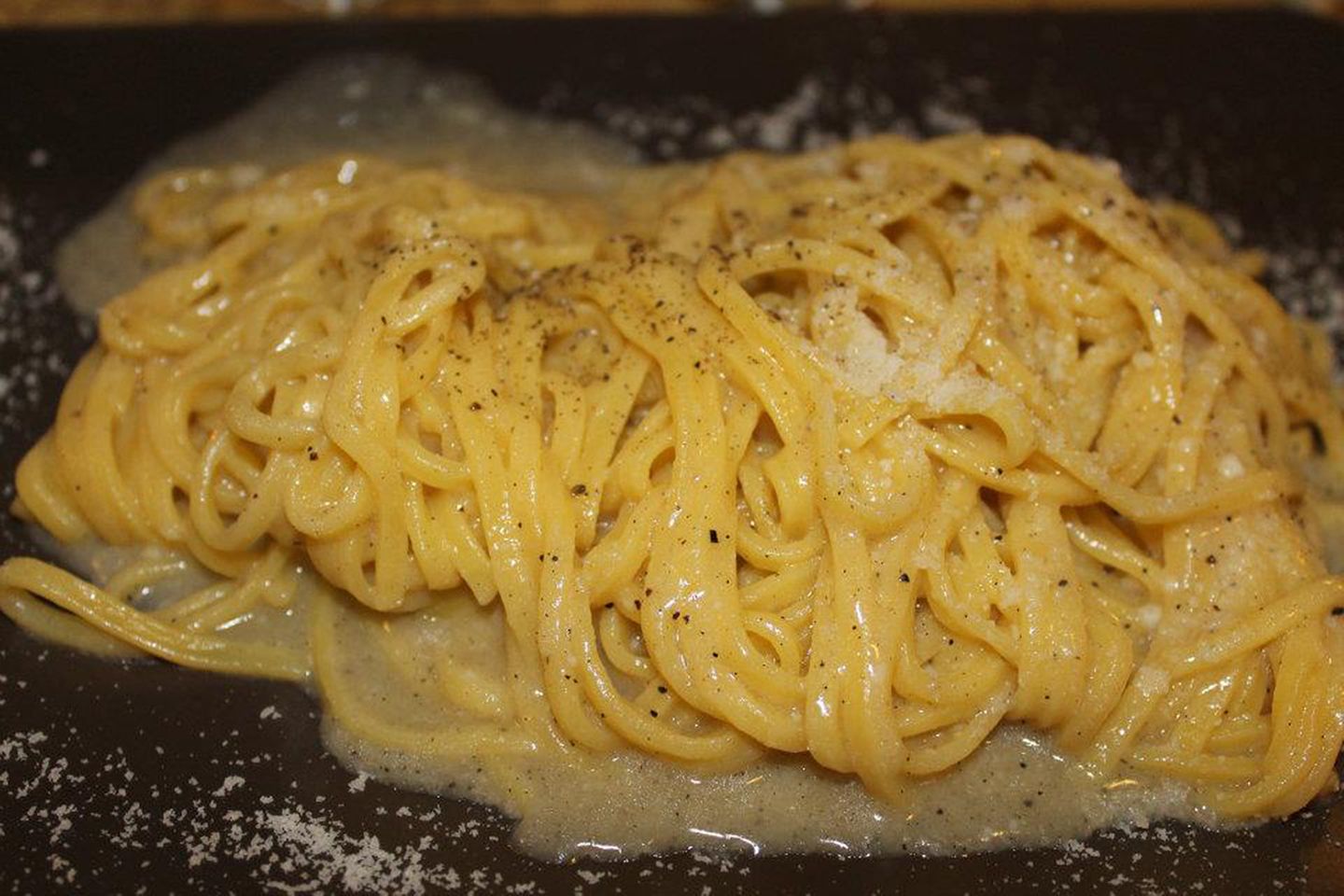 Cacio e pepe  So einfach und so gut: Cacio e pepe steht für Käse und Pfeffer. Der Käse ist der römische Pecorino aus Schafmilchs, dazu wird großzügig schwarzer Pfeffer frisch über die Pasta gemahlen. Der einzige Trick dieses Gerichts: Beim Vermengen der Zutaten sollte noch genügend Pasta-Wasser an den Nudeln kleben, das sorgt nämlich für die Sämigkeit des Gerichts. Die Hitze lässt den Käse schmelzen, während die Stärke im Wasser Pfeffer und Käse mit der Pasta verbindet. Dieses Gericht wird traditionell mit langen dünnen Nudeln zubereitet - wie die Vermicelli oder Tonnarelli. Hier geht's zum Rezept.