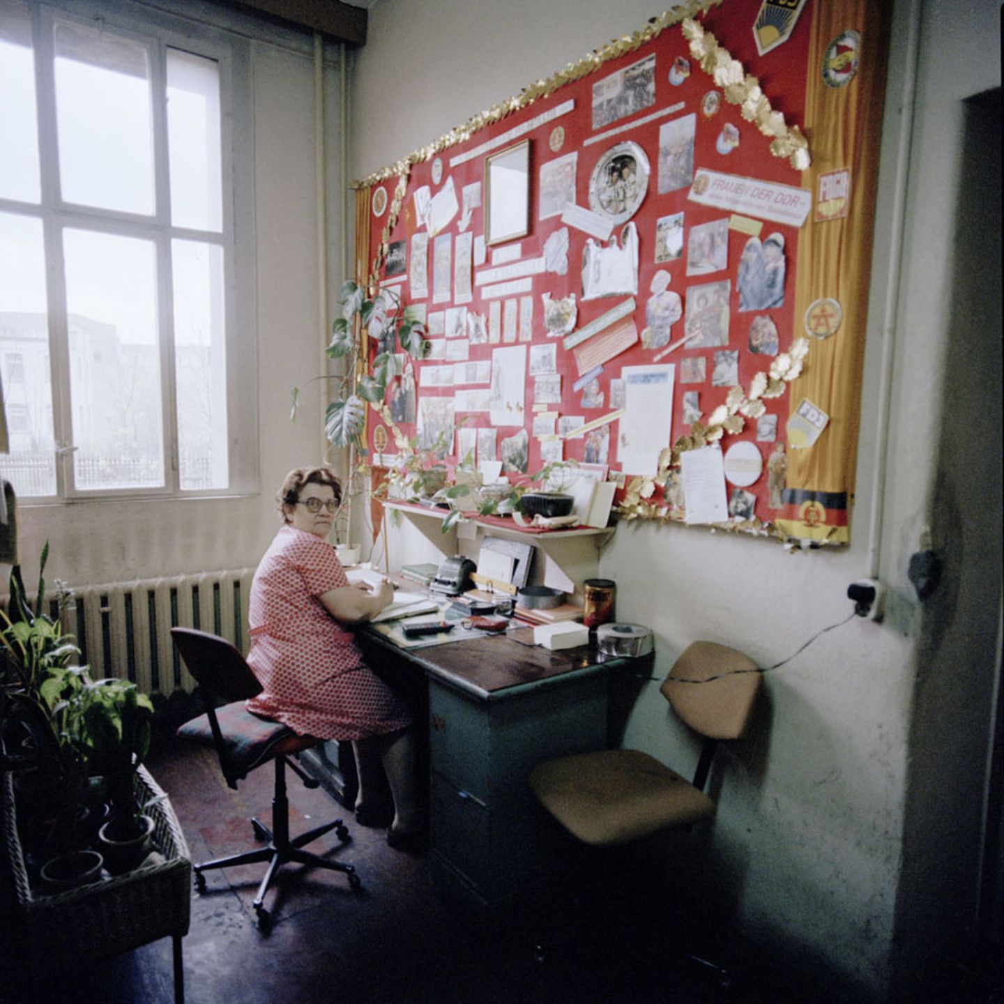 Sieht aus wie 1960, ist aber schon 1987: eine Frau in der Abteilung Agitation und Propaganda im VEB Zwickauer Kammgarnspinnereien in Gera