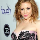 Alyssa Milano stand bereits als Siebenjährige vor der Kamera, doch erst mit zwölf Jahren gelang ihr der Durchbruch mit der Serie "Wer ist hier der Boss?". Bis zu ihrem 20. Lebensjahr spielte sie die Rolle der Samantha Micelli. Später konnte Milano an ihren Serienerfolg anknüpfen: Sie war unter anderem in "Melrose Place " und "Charmed" zu sehen.