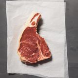 T-Bone-Steak  Das T-Bone-Steak wird aus dem Roastbeef herausgeschnitten. Gegrillt oder gebraten schmeckt es am besten.