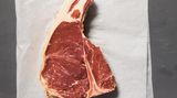 T-Bone-Steak  Das T-Bone-Steak wird aus dem Roastbeef herausgeschnitten. Gegrillt oder gebraten schmeckt es am besten.