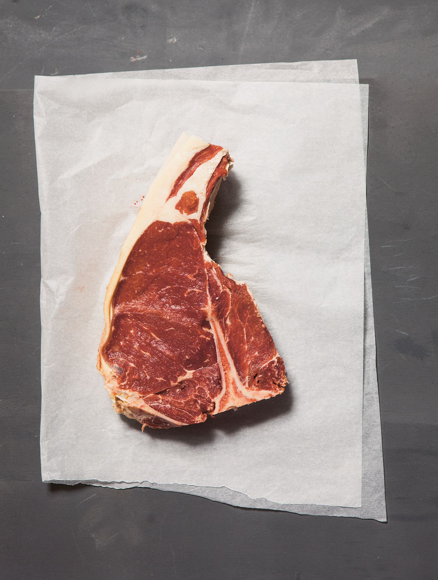 T-Bone-Steak  Das T-Bone-Steak wird aus dem Roastbeef herausgeschnitten. Gegrillt oder gebraten schmeckt es am besten.