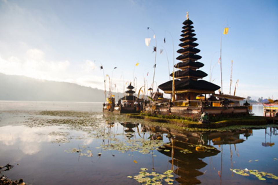Der Pura Ulun Danu Bratan ist einer der wichtigsten Seetempel in Bali. Der großzügig angelegte Tempelkomplex liegt am Ufer des Bratan-Sees im Norden der Insel