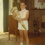 Susanne Baller, Redakteurin im Familienressort, 1971, Dortmund-Asseln   Wir waren frisch aus der Dortmunder Kronprinzenstraße in den Vorort gezogen. Der Vorteil: Wir wohnten gegenüber von Olympia-Goldmedaillengewinner Fritz Ligges, gefühlt lebte ich auf seinem Hof voller Pferde. Der Nachteil: Ich kannte bei meiner Einschulung niemanden und die Katholische Grundschule war der Horror. Sie wurde zum Glück nach einem Jahr geschlossen und ich kam auf die Hellweg-Grundschule, die am Experiment "Englisch in Grundschulen" teilnahm. Damals ein Novum ...