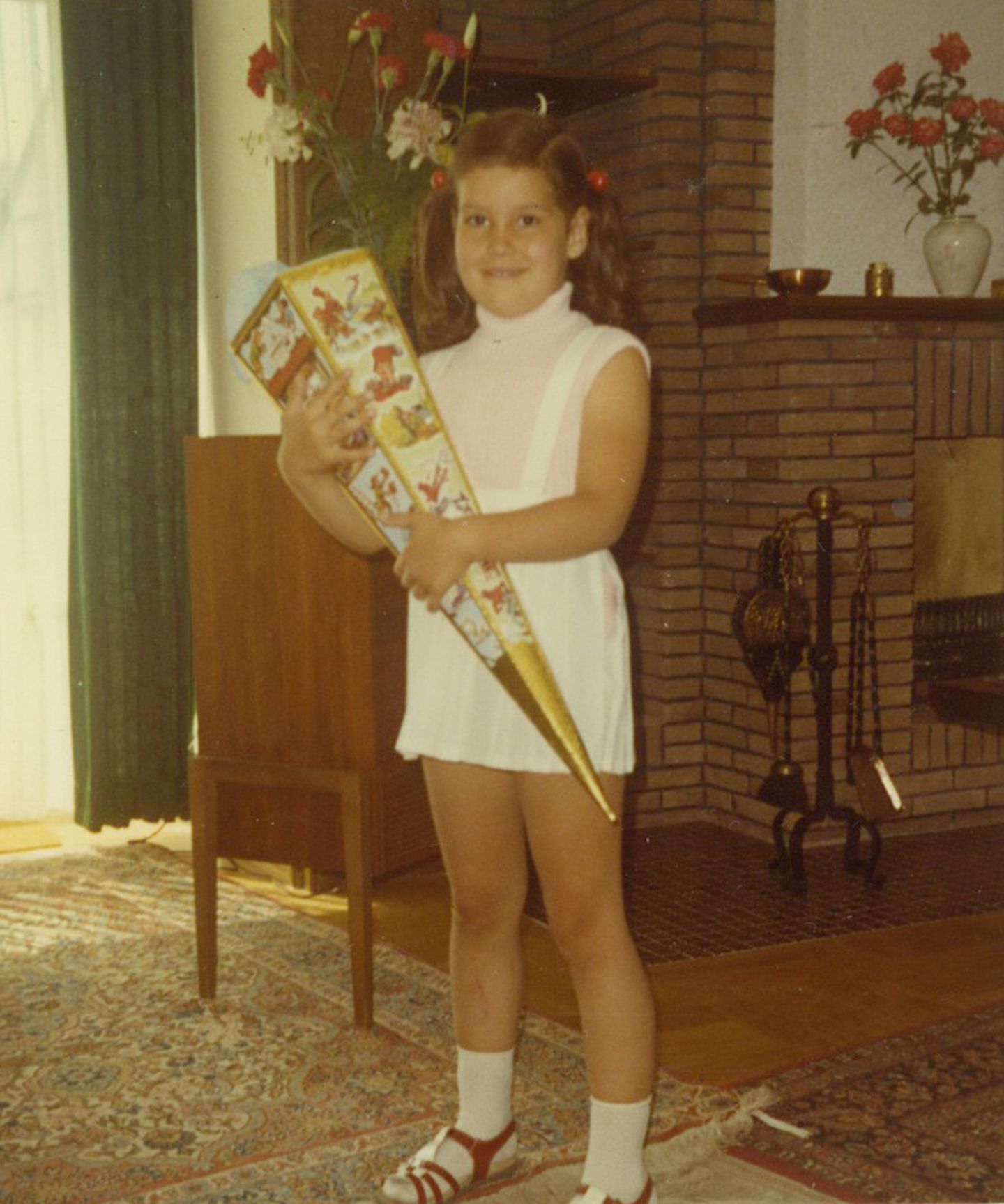 Einschulung durch die Jahrzehnte: Susanne Baller, Redakteurin im Familienressort, 1971, Dortmund-Asseln Wir waren frisch aus der Dortmunder Kronprinzenstraße in den Vorort gezogen. Der Vorteil: Wir wohnten gegenüber von Olympia-Goldmedaillengewinner Fritz Ligges, gefühlt lebte ich auf seinem Hof voller Pferde. Der Nachteil: Ich kannte bei meiner Einschulung niemanden und die Katholische Grundschule war der Horror. Sie wurde zum Glück nach einem Jahr geschlossen und ich kam auf die Hellweg-Grundschule, die am Experiment "Englisch in Grundschulen" teilnahm. Damals ein Novum ... Susanne Baller, Redakteurin im Familienressort, 1971, Dortmund-Asseln Wir waren frisch aus der Dortmunder Kronprinzenstraße in den Vorort gezogen. Der Vorteil: Wir wohnten gegenüber von Olympia-Goldmedaillengewinner Fritz Ligges, gefühlt lebte ich auf seinem Hof voller Pferde. Der Nachteil: Ich kannte bei meiner Einschulung niemanden und die Katholische Grundschule war der Horror. Sie wurde zum Glück nach einem Jahr geschlossen und ich kam auf die Hellweg-Grundschule, die am Experiment "Englisch in Grundschulen" teilnahm. Damals ein Novum ...