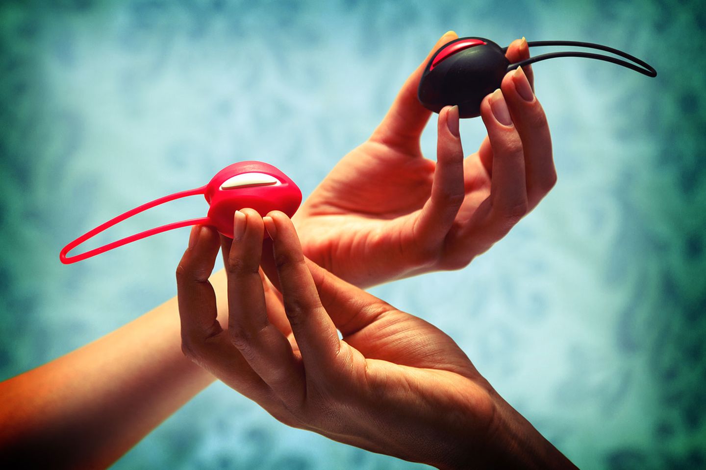 Dildo, Vibrator und Co. im stern-Test: Wie heißt das? Smartball Uno Ist das für Frauen oder Männer? Nur für Frauen Wozu brauche ich das? Das stetige Rotieren der innen liegenden Kugel stärkt die Muskeln und somit das Empfinden beim Geschlechtsverkehr. Die Liebeskugeln können die Frau täglich über mehrere Stunden begleiten und sind somit auch "arbeitstauglich"! Wie glücklich macht mich das auf einer Skala von 1 bis 10 (10 ist sehr sehr glücklich)? Nach einer Woche Liebeskugeln würde ich 2 Sternchen vergeben ... Aber mit etwas Geduld steigt die Punktzahl mit Sicherheit wöchentlich! Was behaupte ich, wenn mein Kind/mein Freund/meine Putzfrau das findet? Falls es jemals in falsche Hände gerät, erklären Sie,dass es die neuen Teeeier nun auch aus Silikon gibt! Würden meine Eltern das benutzen? Meine Eltern und Liebeskugeln? Meine Mutter würde damit den Osterzweig schmücken! Und das ist auch gut so!!! Was kostet das? 17,50 Euro Wie heißt das? Smartball Uno Ist das für Frauen oder Männer? Nur für Frauen Wozu brauche ich das? Das stetige Rotieren der innen liegenden Kugel stärkt die Muskeln und somit das Empfinden beim Geschlechtsverkehr. Die Liebeskugeln können die Frau täglich über mehrere Stunden begleiten und sind somit auch "arbeitstauglich"! Wie glücklich macht mich das auf einer Skala von 1 bis 10 (10 ist sehr sehr glücklich)? Nach einer Woche Liebeskugeln würde ich 2 Sternchen vergeben ... Aber mit etwas Geduld steigt die Punktzahl mit Sicherheit wöchentlich! Was behaupte ich, wenn mein Kind/mein Freund/meine Putzfrau das findet? Falls es jemals in falsche Hände gerät, erklären Sie,dass es die neuen Teeeier nun auch aus Silikon gibt! Würden meine Eltern das benutzen? Meine Eltern und Liebeskugeln? Meine Mutter würde damit den Osterzweig schmücken! Und das ist auch gut so!!! Was kostet das? 17,50 Euro