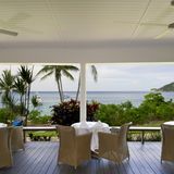 Osprey's Restaurant: Lizard Island, Queensland  Tafeln im tropischen Ambiente im äußersten Nordosten des fünften Kontinents: Auf Lizard Island, dem Nationalpark und Inselreich des Great Barrier Reef, herrscht das ganze Jahr hindurch eine Lufttemperatur von 27 Grad. Nicht nur wegen des angenehmen Klimas und wegen der Wassersportmöglichkeiten kommen die Urlauber auf das Inselresort, sondern auch wegen der Küche. Fisch steht ganz oben auf der Speisekarte. Im März 2015 wird das Hideaway nach umfangreicher Renovierung wieder zur Verfügung stehen.  Info: www.lizardisland.com.au