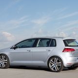 Der nächste Golf soll wieder eine Ikone des Automobilbaus werden. Er ist die siebte Reihe des VW-Bestsellers und soll Ende 2012 auf den Markt kommen.  Der erste Golf, gezeichnet von Giorgetto Giugiaro, war so ein Meilenstein, auch der Golf IV, designt von Hartmut Warkuß, läutete eine neue Epoche ein.   Der jetzige Golf, die Reihe VI, kann da nicht ganz mithalten. Er ist ein gutes, praktisches Auto, das die Verfolger in den meisten Vergleichstest auf die Plätze verweist, aber er hat nichts Außergewöhnliches an sich.  Der nächste Golf von Walter de Silva soll wieder Maßstäbe setzen. Die Richtung hat de Silva bereits mit dem Polo vorgegeben. Der Golf VII wird kantiger und dynamischer, seine Proportionen stimmiger. Der Wagen ist konzentrierter als das jetzige Modell, das deutlich zu Rundungen und Wohlstandsspeck neigt.  Damit der Wagen mächtiger wirkt und satter auf der Straße liegt, wird er sogar ein wenig flacher. Eine gewagte Entscheidung, angesichts einer älter werdenden Bevölkerung, die eine hohe Sitzposition und bequemes Ein- und Aussteigen schätzt. Der Golf VII legt auch in der Länge zu. Kofferraum und hintere Passagiere werden davon profitieren. Der Golf soll so in den Kreis der vollwertigen Reisefahrzeuge aufrücken. Der Abstand zum Polo wird größer.   Mit einem anderen Designmerkmal trifft der Golf dagegen einen eher unschönen Trend: Der Anteil der Glasflächen schrumpft abermals. Der Unterbau aus Metall wird größer, die Scheiben zu Sehschlitzen zusammengequetscht.  Technisch baut der Golf auf dem neuen Modularen Querbaukasten (MQB) des Konzerns auf. Hiermit treibt VW die sogenannte Gleichteilestrategie auf die Spitze. Ein Anteil von über zwei Dritteln Gleichteile bei 60 Prozent der Fahrzeuge soll VW enorme Kostenvorteile sichern. Billiger werden die Autos davon nicht, Volkswagen stellt eine bessere Ausstattung in Sicht. Bleibt nur zu hoffen, dass mehr als ein Aux-Adapter fürs Radio ohne Aufpreis dabei rausspringt.