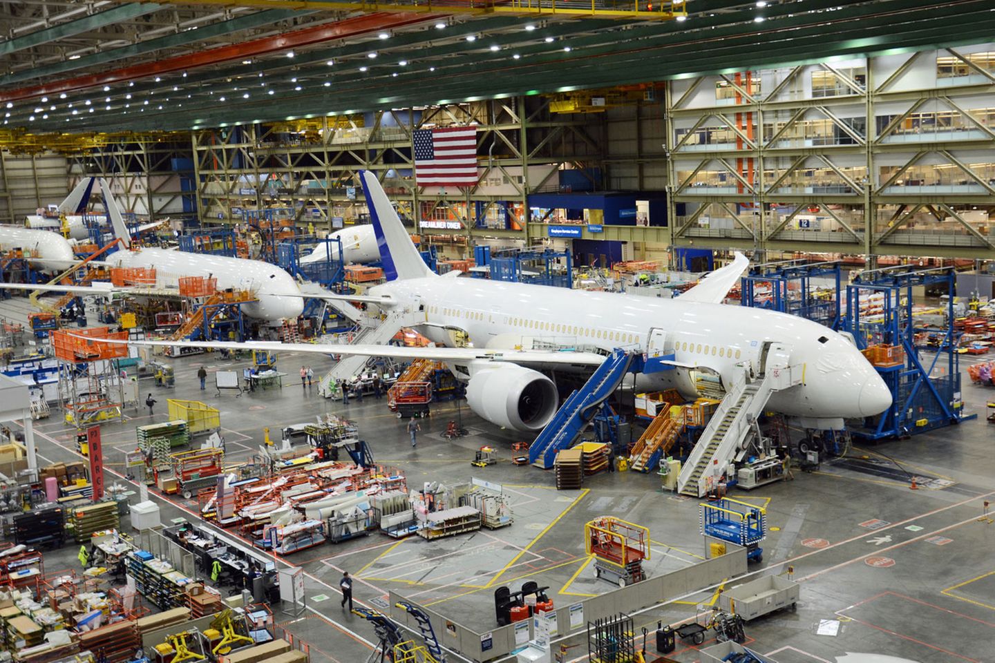 Im Werk der Boeing 787: In der Werkshalle in Everett: Aufgereihte Dreamliner mit den geschwungenen Tragflächen und leicht nach oben gebogenen Flügelspitzen, die sich im Flug um drei Meter nach oben biegen können. In der Werkshalle in Everett: Aufgereihte Dreamliner mit den geschwungenen Tragflächen und leicht nach oben gebogenen Flügelspitzen, die sich im Flug um drei Meter nach oben biegen können.