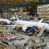 In der Werkshalle in Everett: Aufgereihte Dreamliner mit den geschwungenen Tragflächen und leicht nach oben gebogenen Flügelspitzen, die sich im Flug um drei Meter nach oben biegen können.