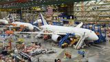 In der Werkshalle in Everett: Aufgereihte Dreamliner mit den geschwungenen Tragflächen und leicht nach oben gebogenen Flügelspitzen, die sich im Flug um drei Meter nach oben biegen können.