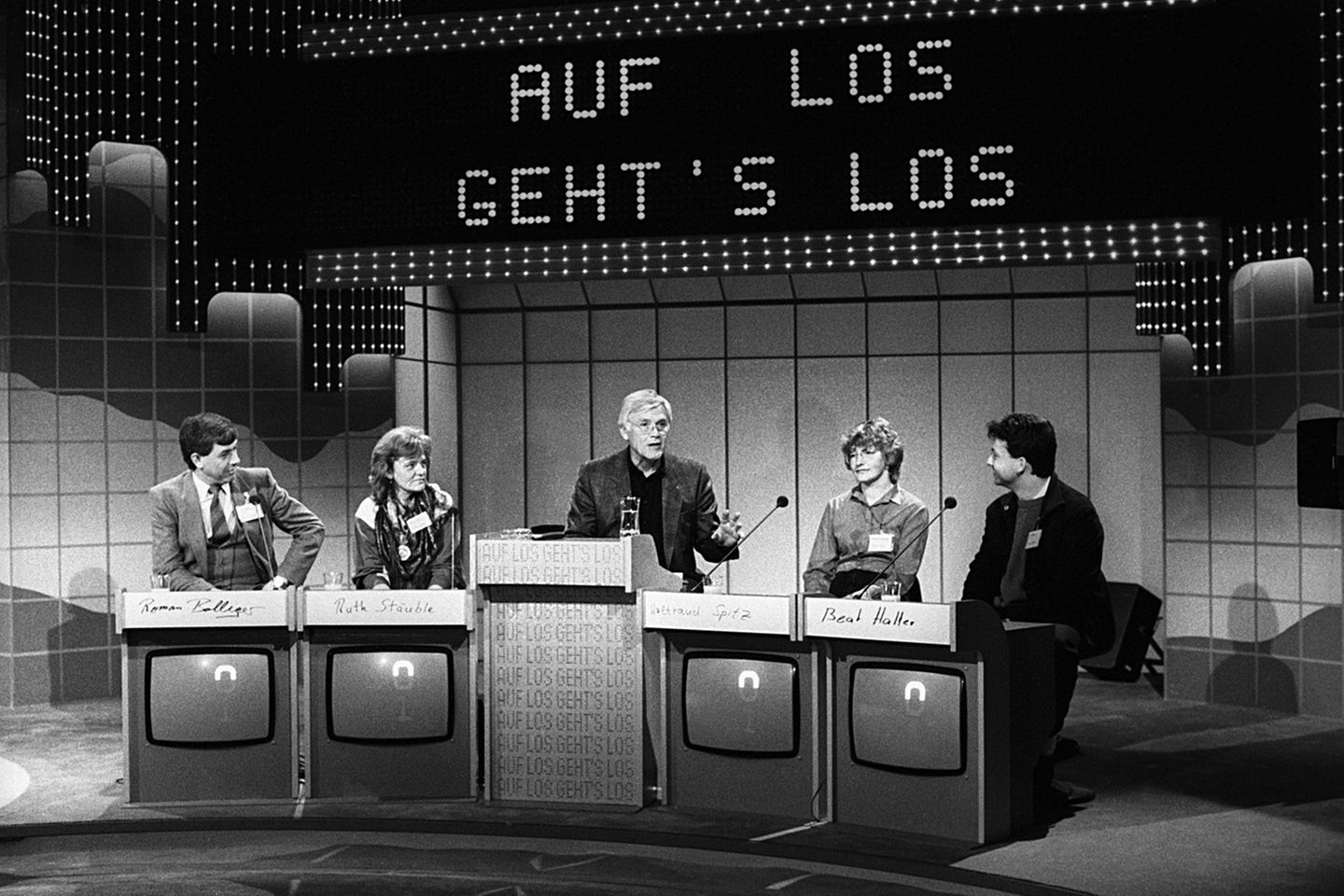 Von 1977 bis 1986 moderierte Joachim Fuchsberger am Samstagabend die Spielshow "Auf los geht's los", in der die Kandidaten Wörter erraten mussten. Mit seiner uncharmanten Art eckte er immer wieder an. Einer Frau aus dem Publikum, die sich auf einem von ihr gemachten Polaroidbild nicht gefällt, gibt er den Rat: "Schauen Sie doch mal in den Spiegel." Die Steppeinlage einer übergewichtigen Tänzerin bezeichnet er als "Elefantentanzschule".