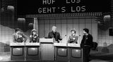 Von 1977 bis 1986 moderierte Joachim Fuchsberger am Samstagabend die Spielshow "Auf los geht's los", in der die Kandidaten Wörter erraten mussten. Mit seiner uncharmanten Art eckte er immer wieder an. Einer Frau aus dem Publikum, die sich auf einem von ihr gemachten Polaroidbild nicht gefällt, gibt er den Rat: "Schauen Sie doch mal in den Spiegel." Die Steppeinlage einer übergewichtigen Tänzerin bezeichnet er als "Elefantentanzschule".