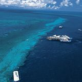 Queensland: Fantasea Reefworld  Tagsüber kreuzt das Schiff Reef Encounter ab Cairns durch das türkisblaue Wasser des Great Barrier Reef, nachts ankert es geschützt am Riff. Die Fantasea Reefworld dagegen ist eine auf das Riff gebaute Plattform, auf der maximal sechs Gäste nächtigen. Das zweitägige Reefsleep-Erlebnis startet ab Shute Harbour oder Hamilton Island.