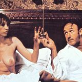 Im gleichen Jahr wie "Dirty Harry" kam auch "French Connection" in die Kinos. Der Film spielt in New York, wo "Popeye" Doyle (Gene Hackman) als verdeckter Ermittler für das Drogendezernat des New Yorker Police Departments arbeitet. Doyle ist manisch, trinkt zu viel Alkohol und geht bei seinen Ermittlungen zumeist rücksichtslos vor. Als auf ihn ein Mordanschlag verübt wird, verbeißt er sich immer mehr in den Fall. Am Ende des ersten Teils erschießt er sogar versehentlich einen Kollegen.   Der zweite Teil spielt in Marseille, und auch da hinterlässt Doyle buchstäblich verbrannte Erde. Ein absolut kompromissloser Typ, der für seinen Erfolg über Leichen geht.