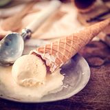 Vanille  In Desserts, aber auch in vielen herzhaften Gerichten, gibt es kaum ein besseres Gewürz als das Mark einer frischen Vanilleschote. Sie duftet süß und der Geruch ähnelt lustmachenden Pheromonen, die beim Empfänger einen Reiz auslösen - und nicht nur die Nase betören.