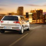 Die Heckansicht zeigt, wie sehr die zweigeteilten Rückscheinwerfer in die Länge gezogen werden. Bemerkenswert ist die filigrane Mittellinie.