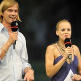 Joko Winterscheidt begann seine Karriere als Moderator bei MTV. Daneben arbeitete er auch für RTL2: Mit langen Haaren, aber ohne Brille moderierte er zusammen mit Mirjam Weichselbraun 2008 die Chartshow "The Dome".