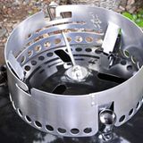 Ein Blick auf den umgedrehten Grill. Der Hebel bewegt die Lüftungslamellen und dient zugleich zum Auskehren der Holzkohlenasche. Durch die länglichen Öffnungen der Grillschale zieht später die heiße Holzkohle Luft von außen an. Es entsteht ein Kaminzugeffekt. Je mehr Luft nachströhmt desto heißer brennt die Kohle – desto schneller ist sie jedoch auch verbraucht.