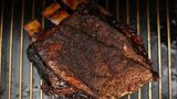 Heizen Sie ihren Smoker auf 100 bis maximal 120 Grad ein. Gerade die zähe Rinderbrust wird zarter, wenn bei niedriger Temperatur und dafür länger gegart wird.    Legen Sie die Rinderbrust mit der Fettseite nach oben auf den Grillrost! Das Fett schmilzt während des Smokens und soll am Fleisch herunterlaufen und ihm so zusätzlich Feuchtigkeit und Würze geben.    Jetzt noch das Fleischthermometer tief ins Fleisch stechen, den Deckel schließen und warten. Alle 90 Minuten das Fleisch mit dem Mop bestreichen. Das Brisket ist fertig, wenn in seinem Kern gut 90 Grad erreicht sind.    Nehmen Sie das gute Stück aus dem Smoker und wickeln es fest in zwei, drei Lagen Alufolie. Geben Sie ihrem Brisket nun noch 20 Minuten Zeit zum Entspannen. Schneiden Sie anschließend die Fettschicht herunter. Fertig! Tipp: Brisket wird dünn gegen die Faser geschnitten.